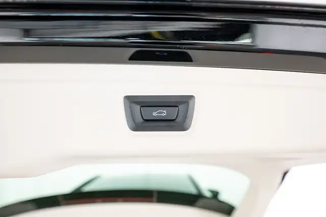 BMW 3 Series view 10