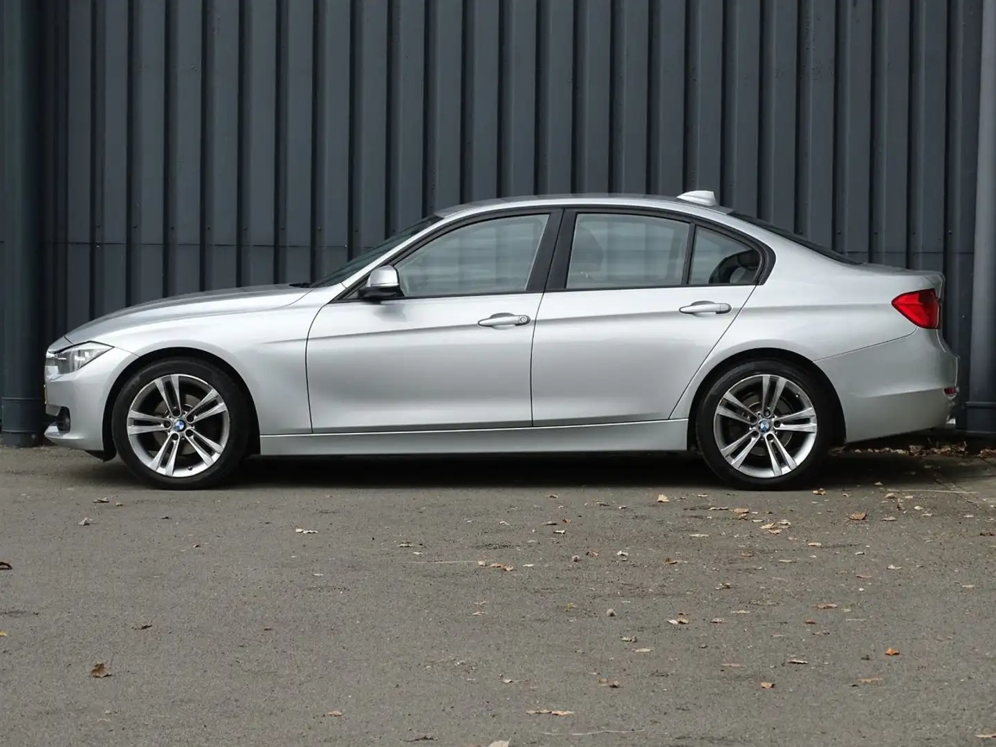 BMW 320 3-serie 320i Executive Automaat | 18" | Afn. Trekh Gris - 2