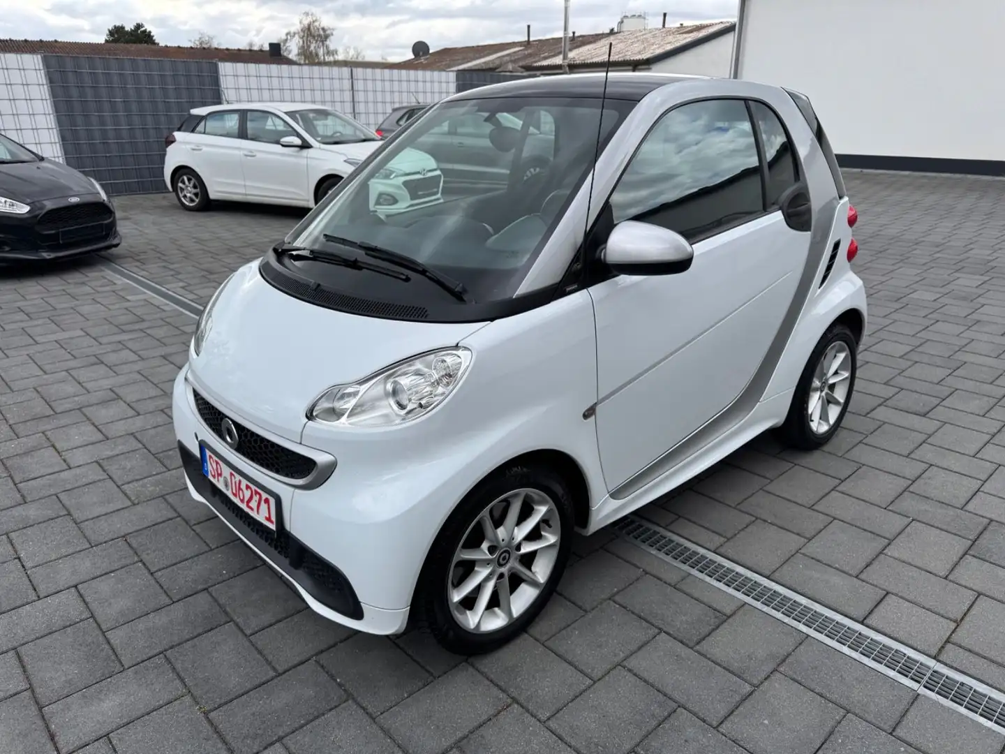 smart forTwo fortwo coupe Micro Hybrid Drive 52kW Silber - 1