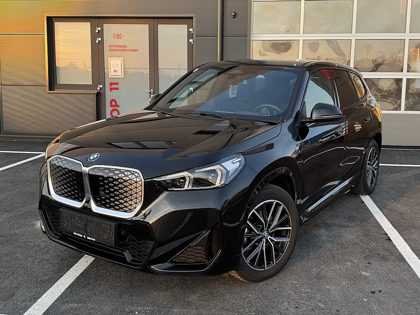 BMW iX1 eDrive20 M SPORTPAKET * AHK * Service- & Garant... Schwarz - 1