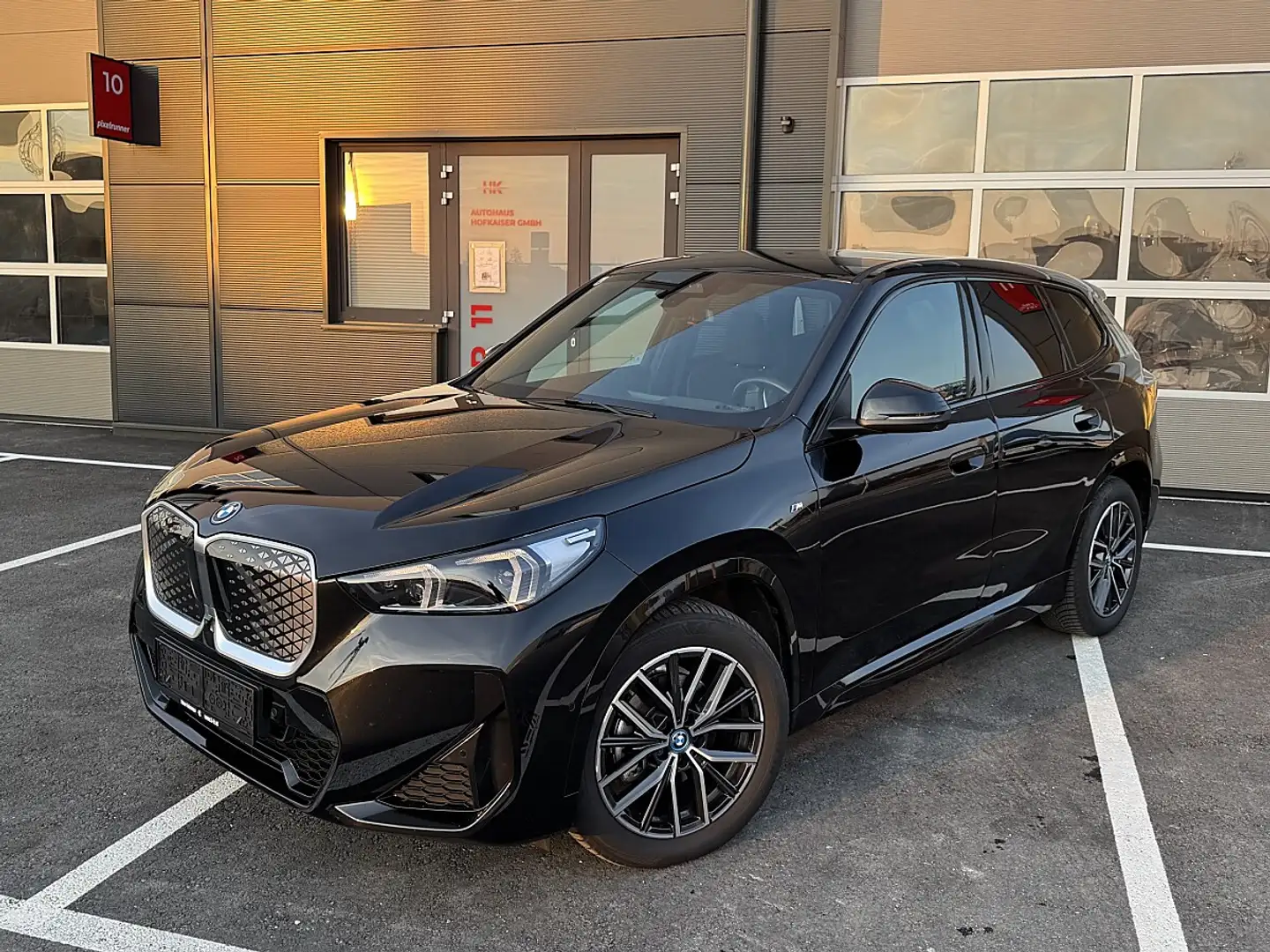 BMW iX1 eDrive20 M SPORTPAKET * AHK * Service- & Garant... Schwarz - 2