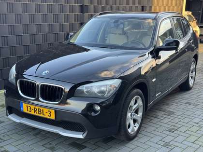 BMW X1 sDrive18d 2011| ZWART| 17”| 235DKM| NAP| TREKHAAK