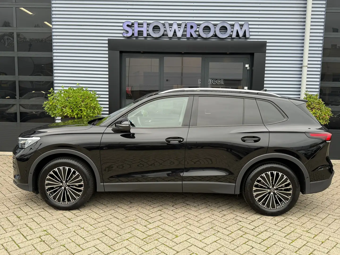 Volkswagen Tiguan 1.5 eTSI Life Edition ACC|Winterpakket|Automaat|Sf Noir - 2