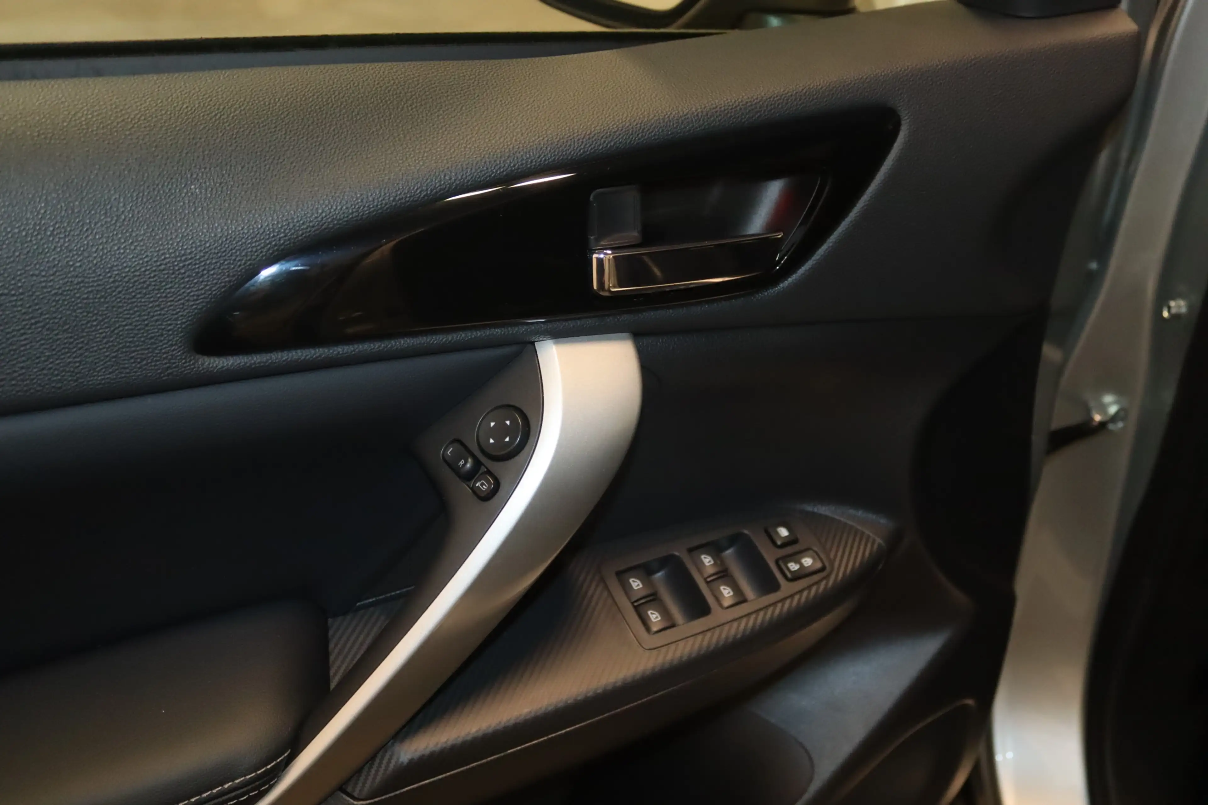 Mitsubishi Eclipse Cross Plus Select 4WD-360°-LED-4xSHZ-NAV — photo 11