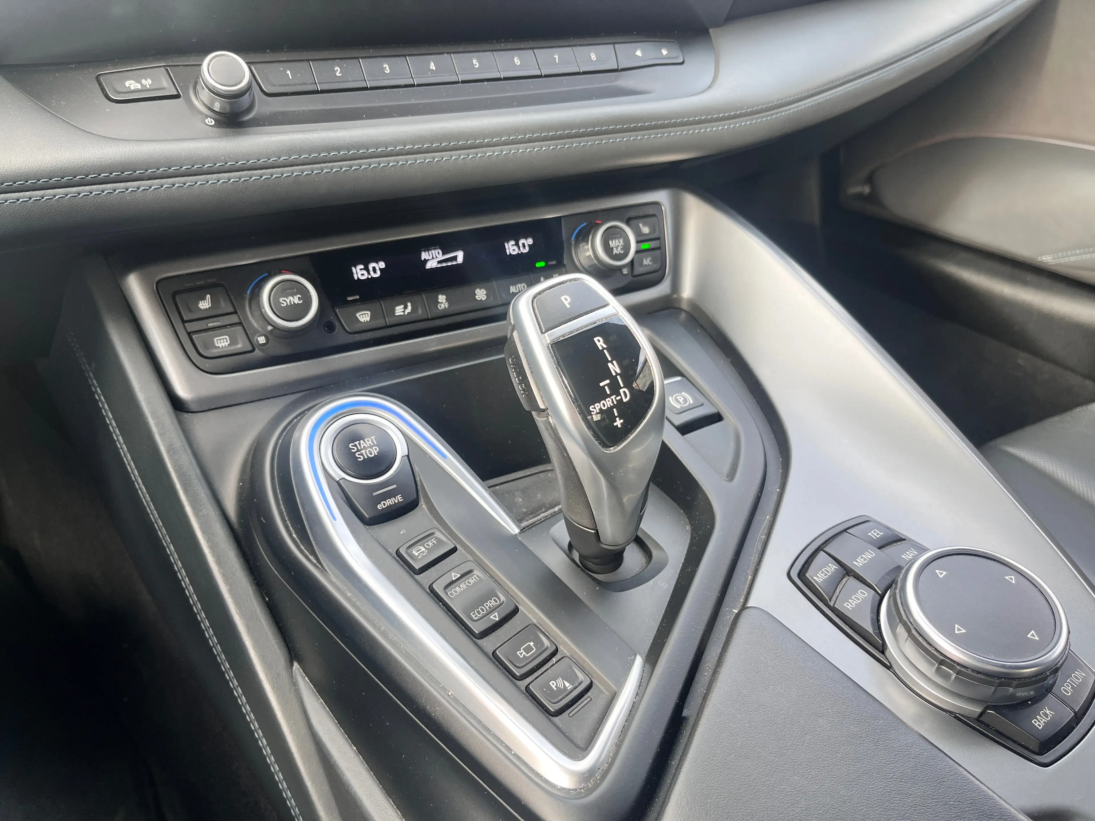 BMW i8 i8 11.6 kWh PHEV (266 kW) — photo 14