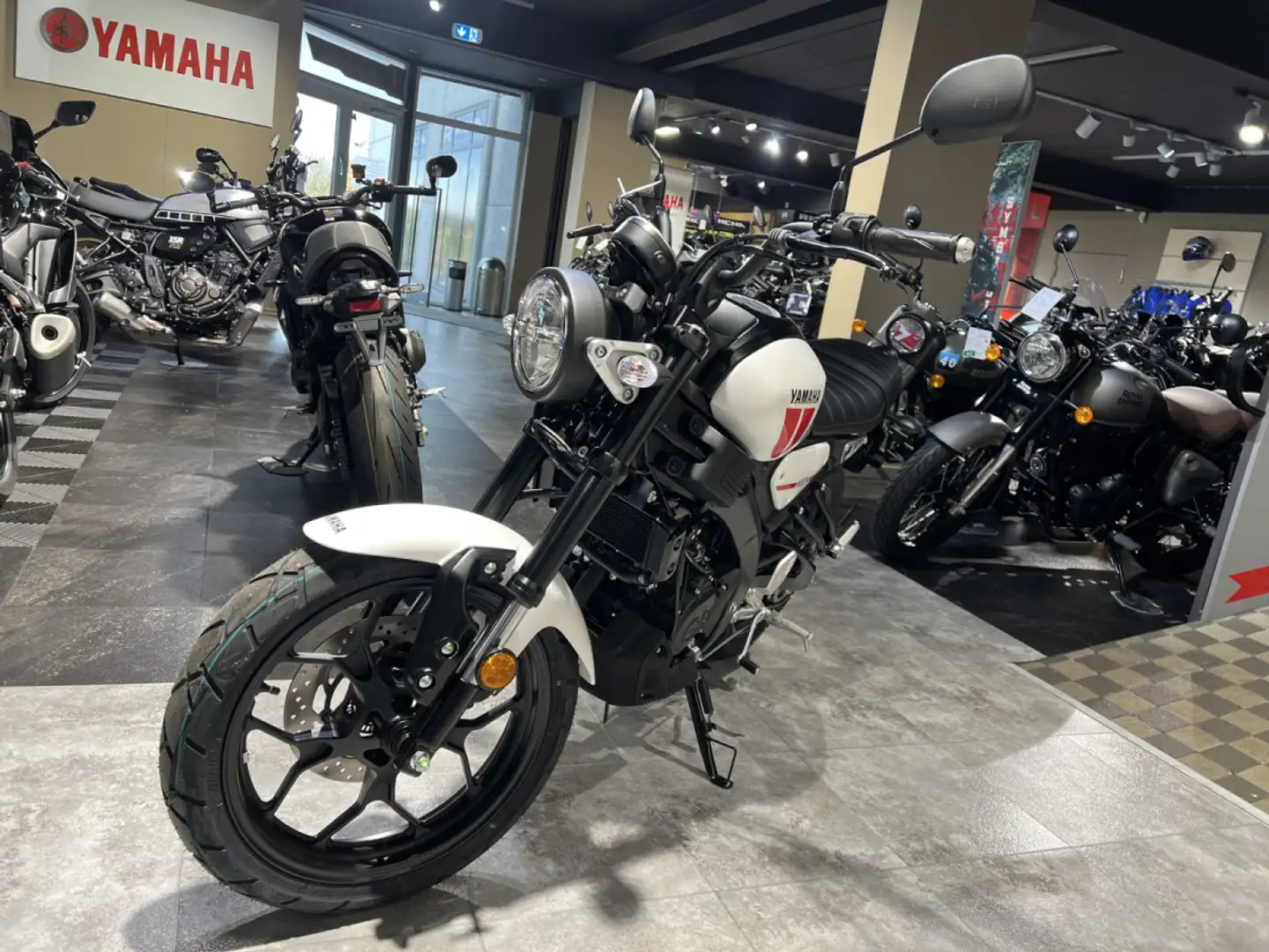 Yamaha XSR 125 Wit - 2