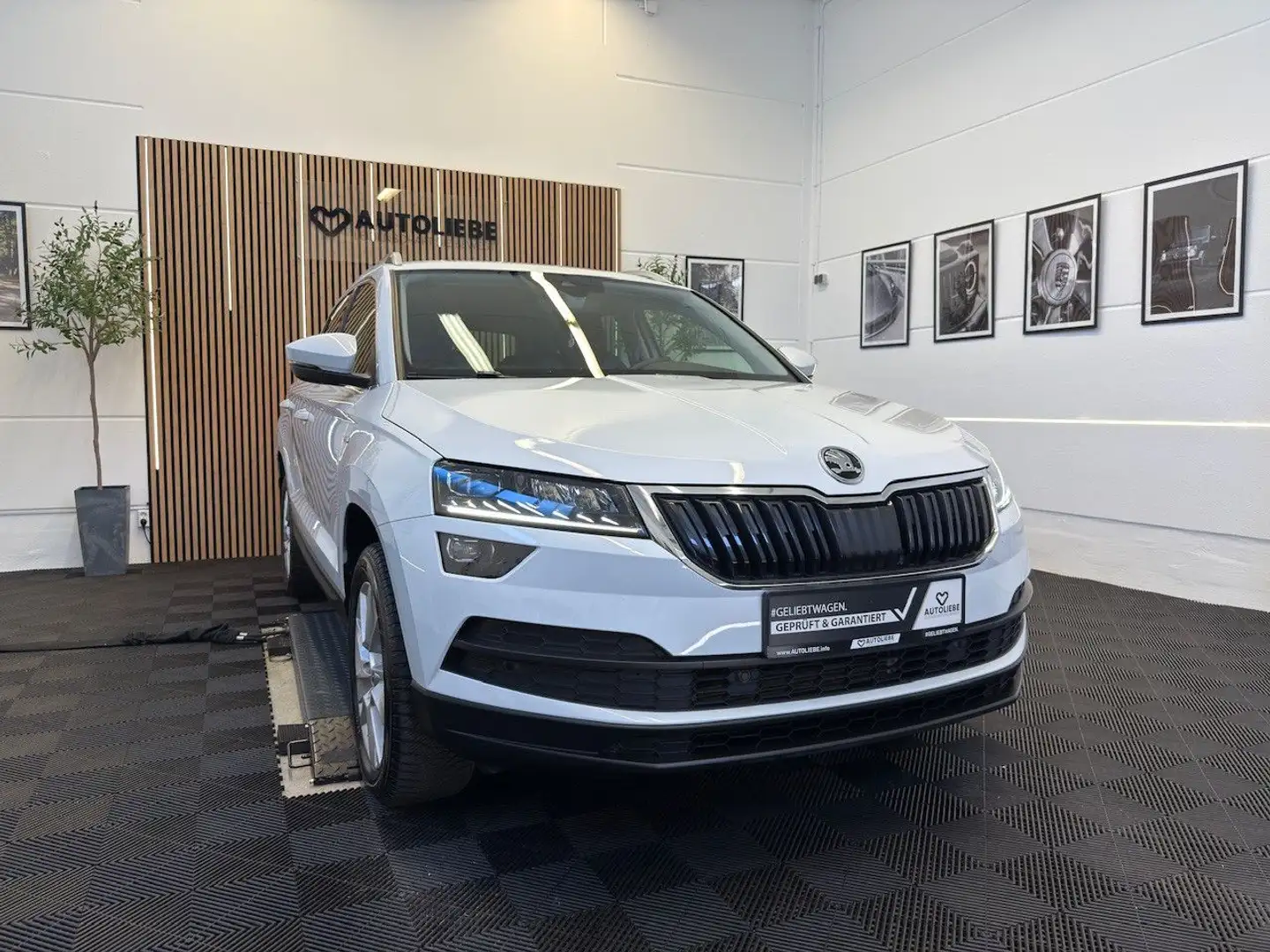 Skoda Karoq 1.5 TSI Drive 125 DSG*AHK*LED*RFK*2HD Weiß - 1
