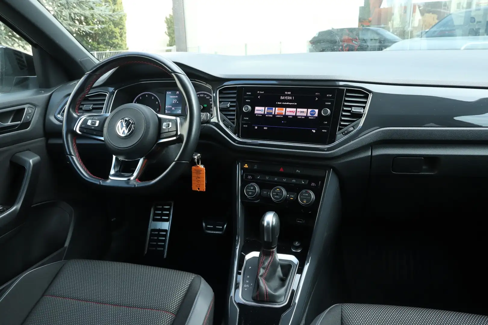 Volkswagen T-Roc 1.5 TSI Sport DSG*AHK*PDC*SHZ*LED*ACC Wit - 2