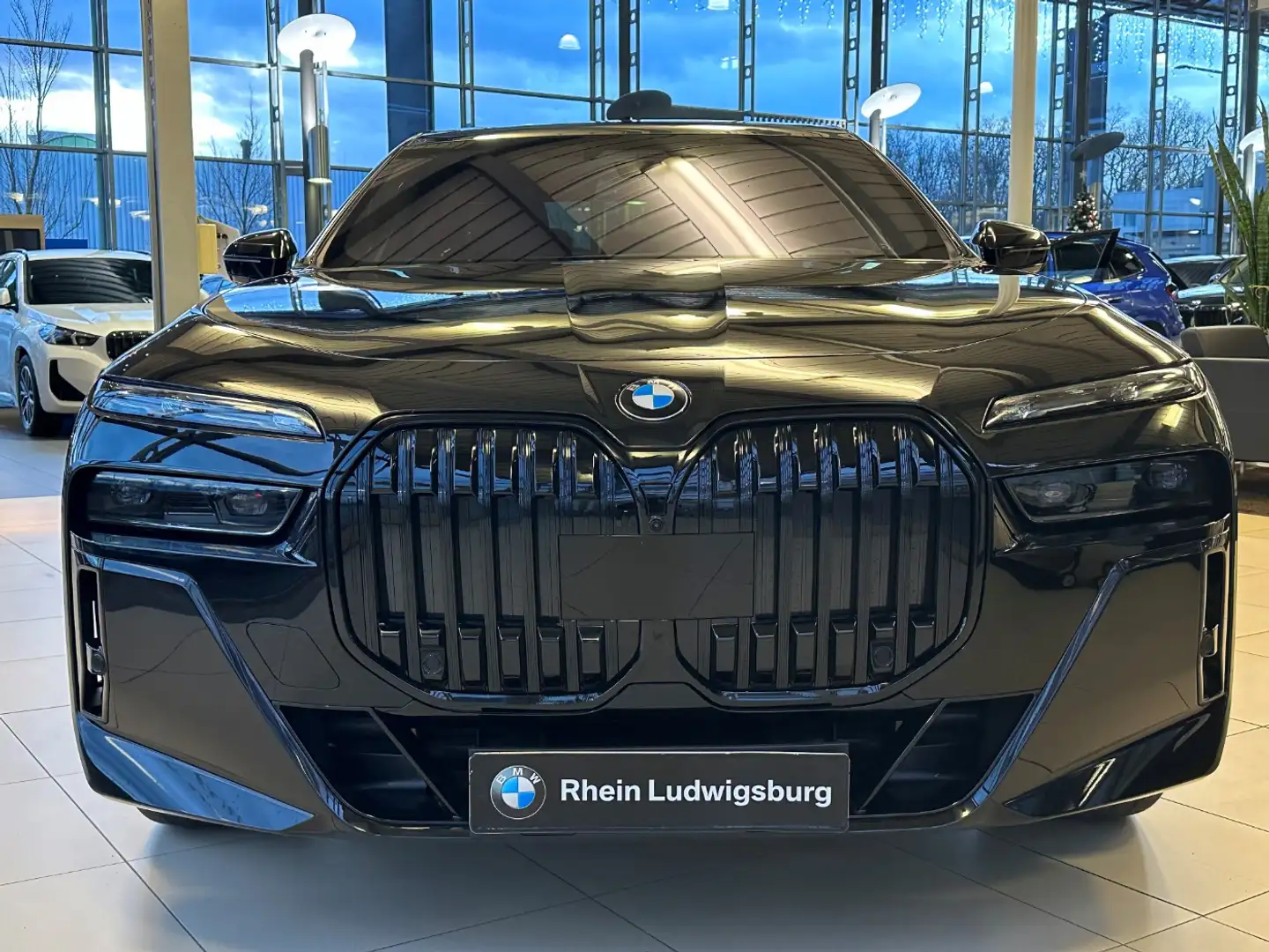 BMW 740 d xDrive Limousine M Sportpaket Černá - 1