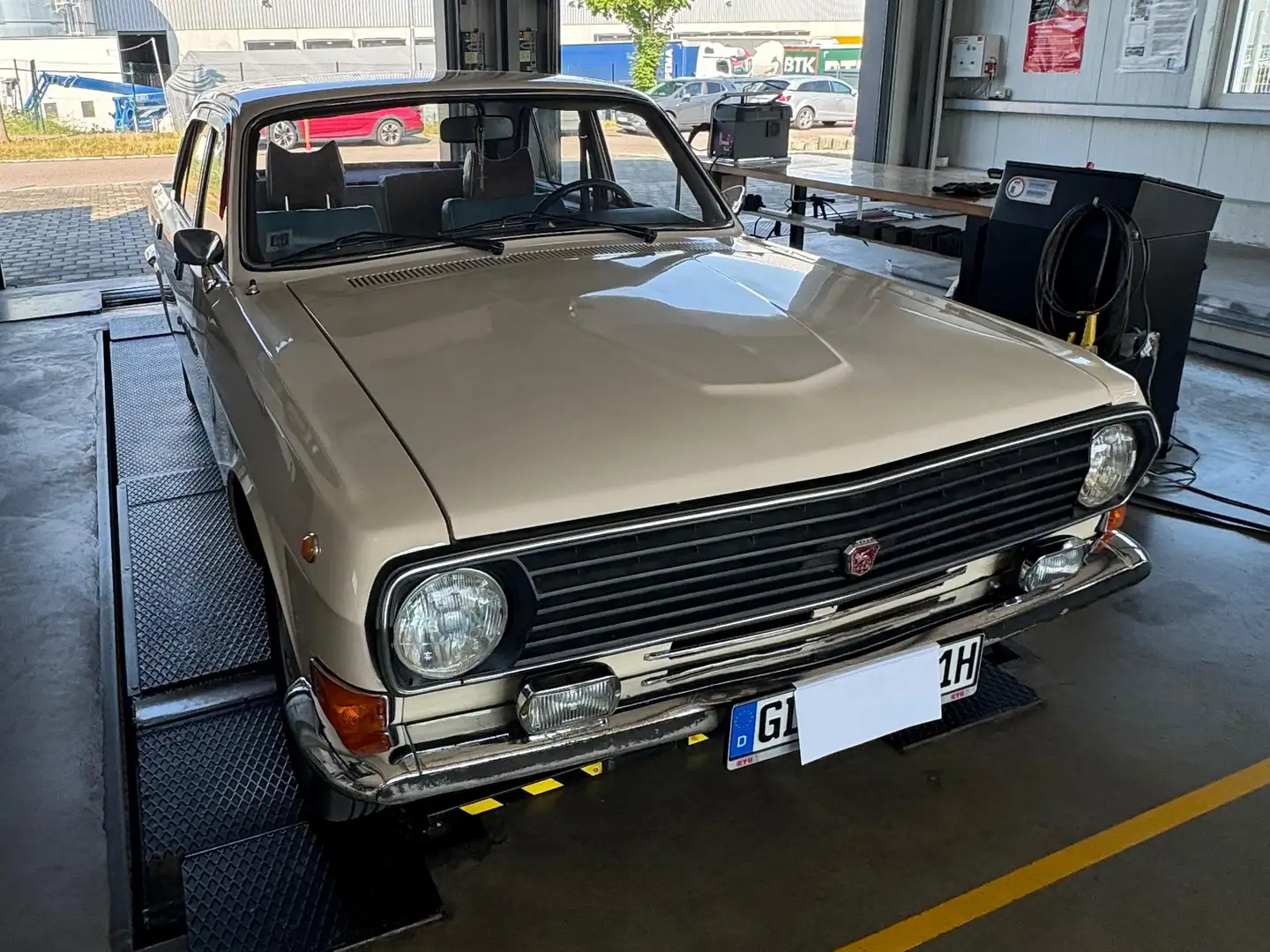GAZ 2410 Beige - 1