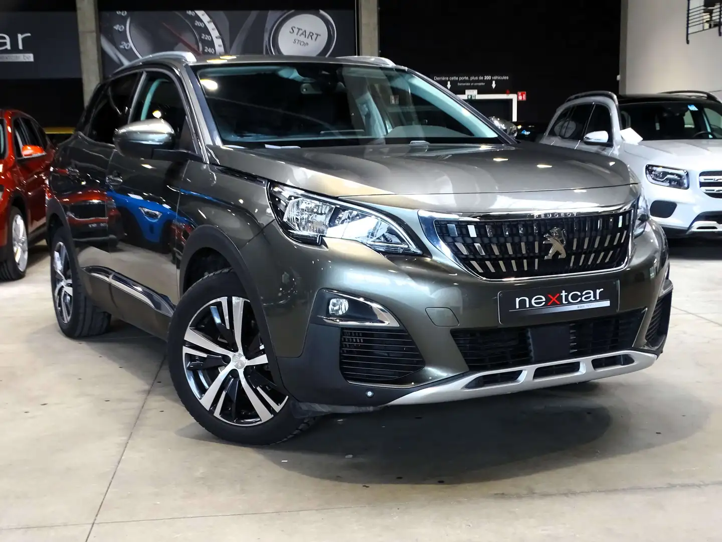 Peugeot 3008 1.2i Allure AUTO *LED-NAVI-ATTELAGE-PARKING* Grau - 2