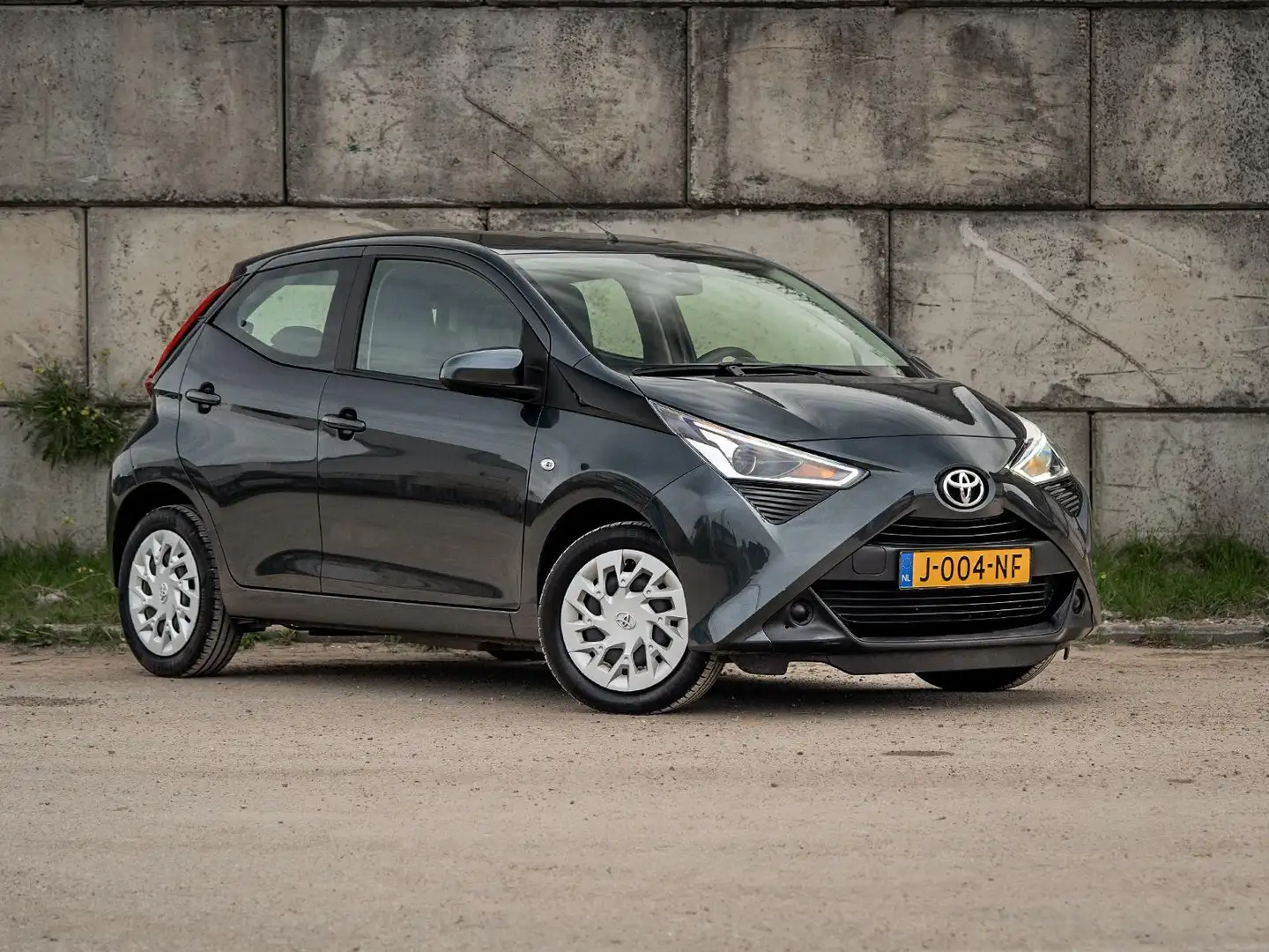 Toyota Aygo 1.0 VVT-i X-Play | 2020 | CarPlay | Camera | Airco Grijs - 1