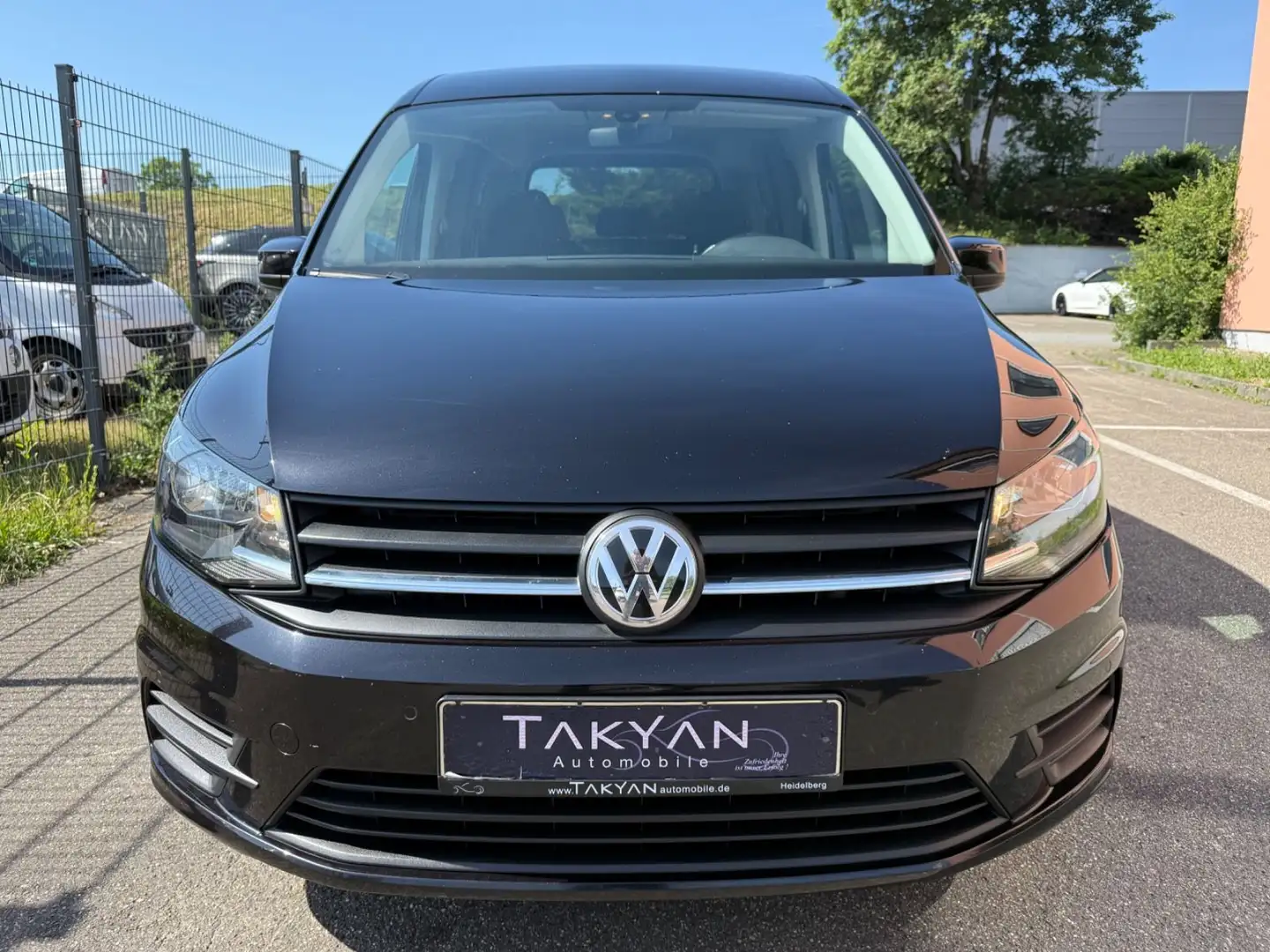 Volkswagen Caddy Trendline BMT / NAVI / BEHINDERTENGERECHT crna - 2