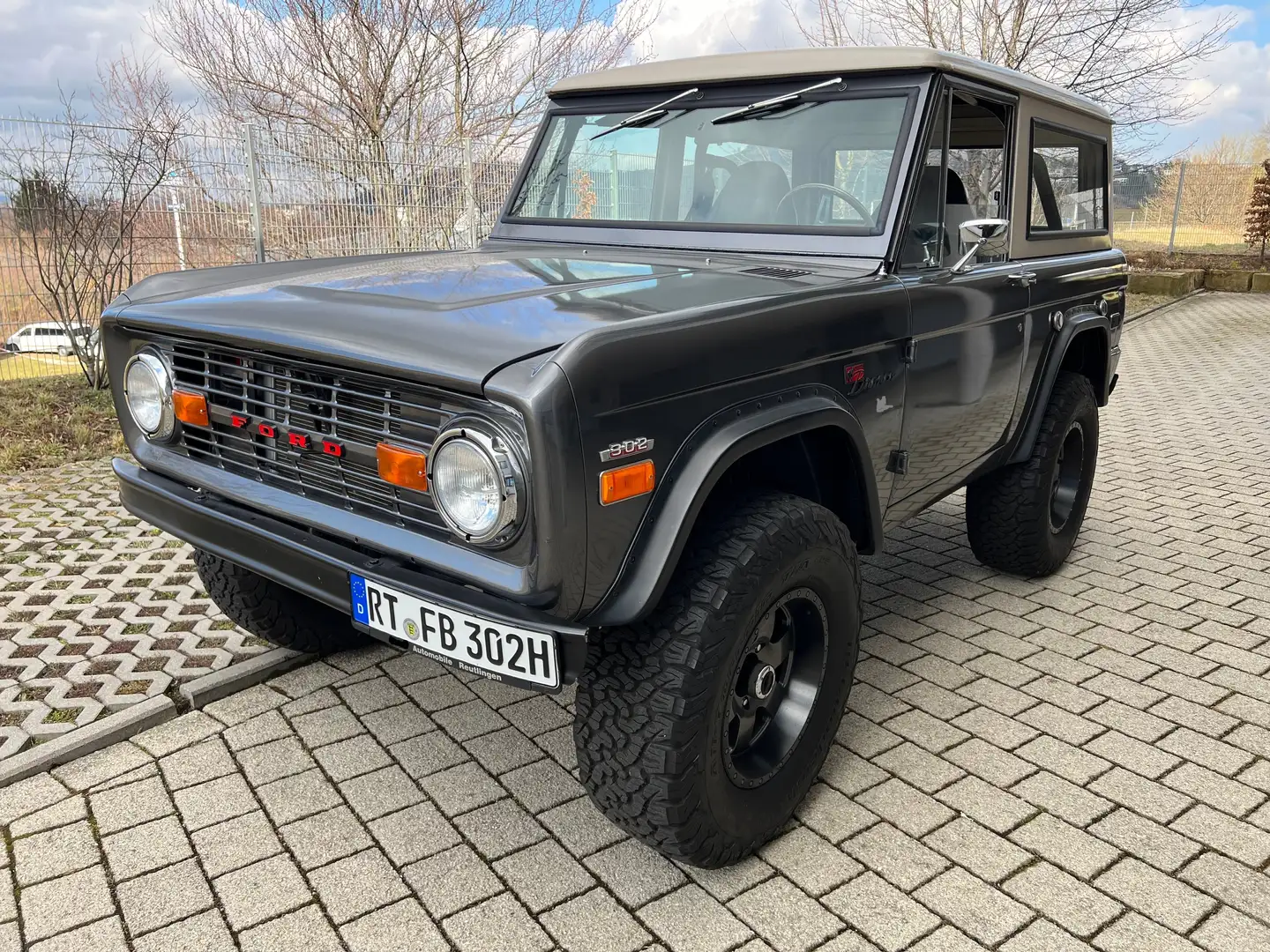 Ford Bronco Gris - 1