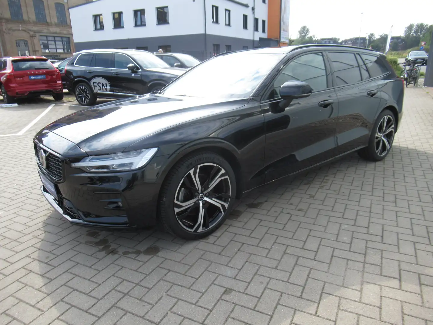 Volvo V60 B4 Benzin Ultra Dark Automatik Schwarz - 1
