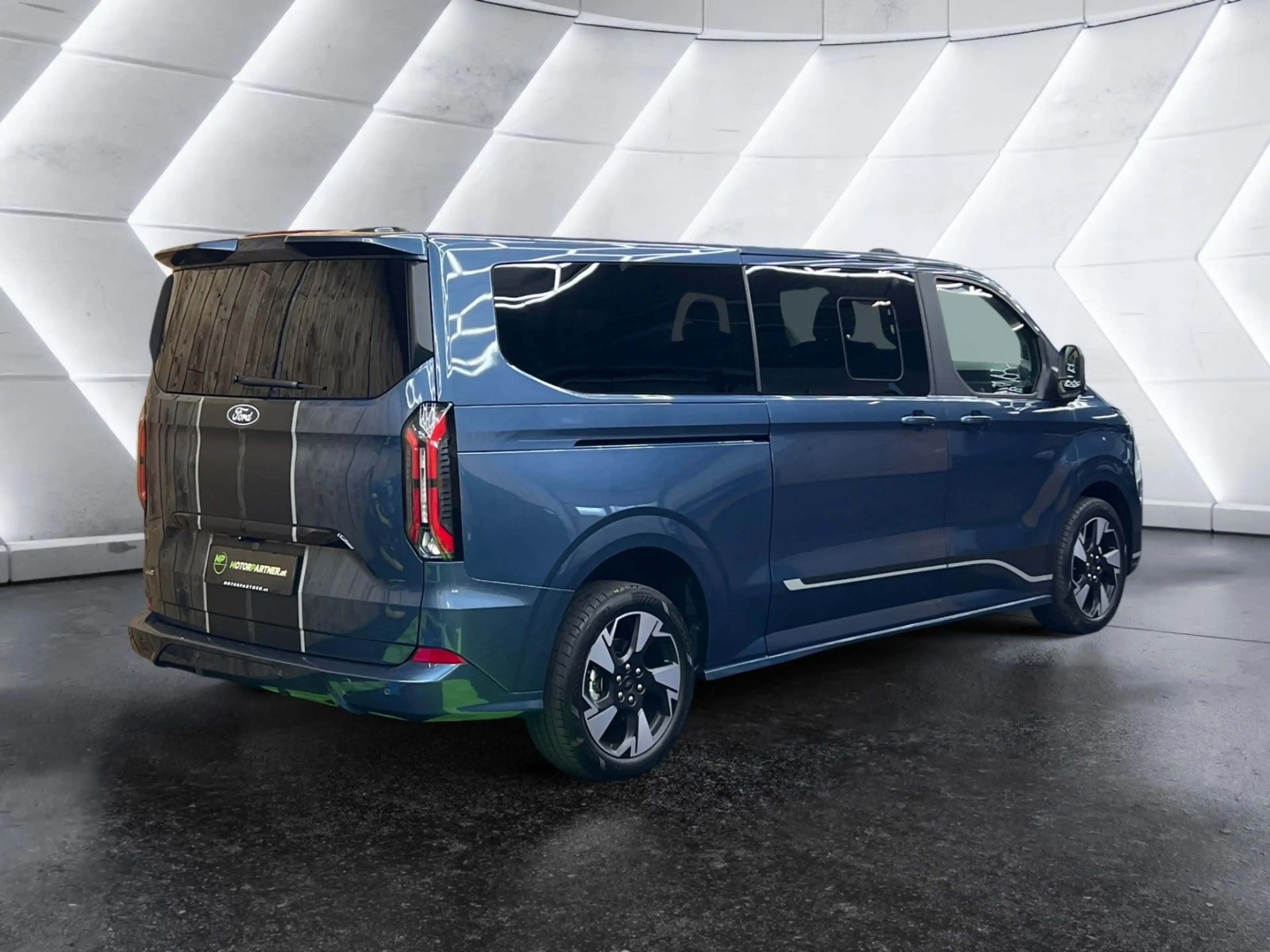 Ford Tourneo Custom L2 Sport | PHEV | Bus 8-Sitze | auf Lager — photo 5