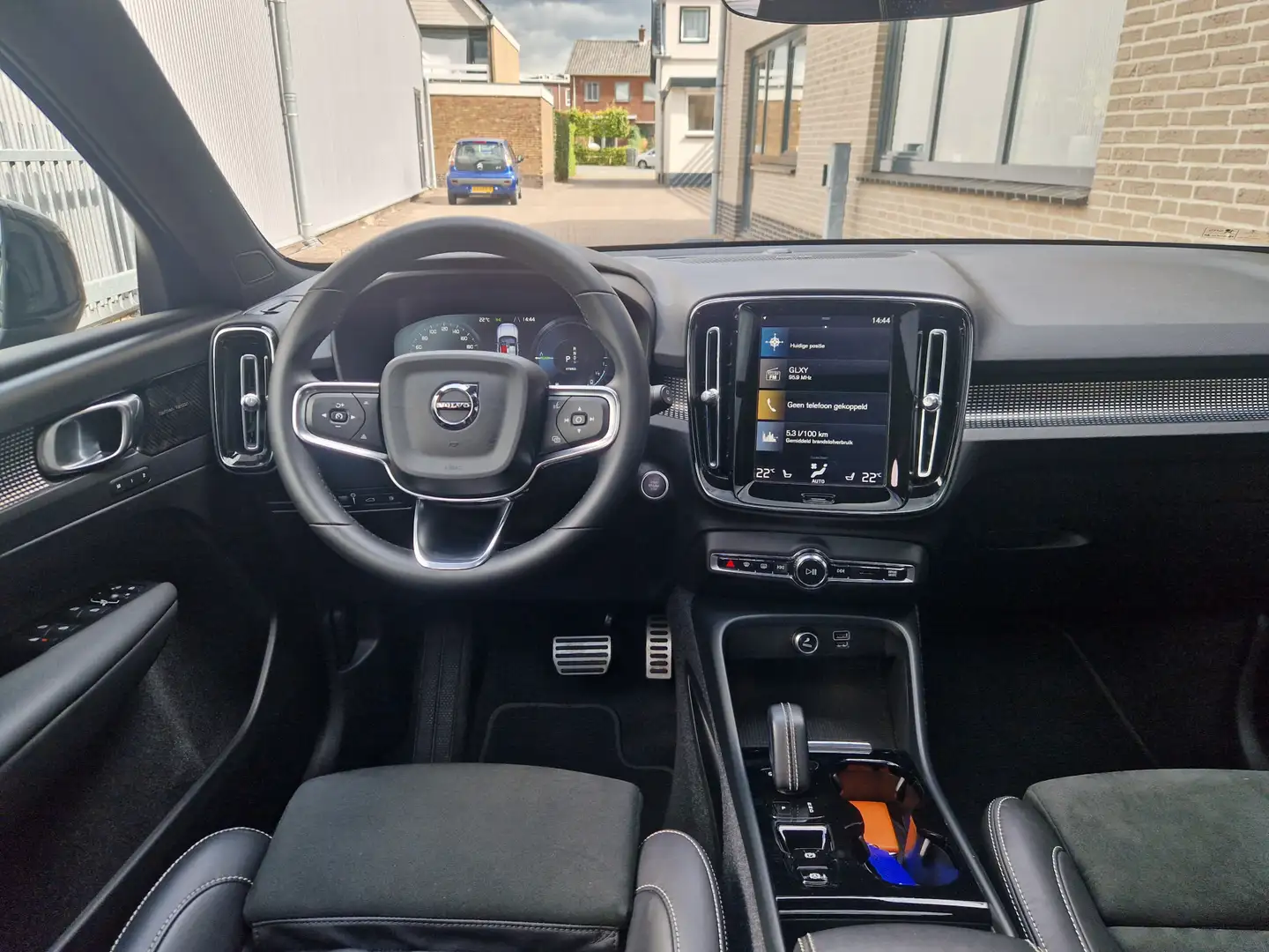 Volvo XC40 1.5 T4 Recharge R-Design PANO | Harman Kardon | 36 Noir - 2