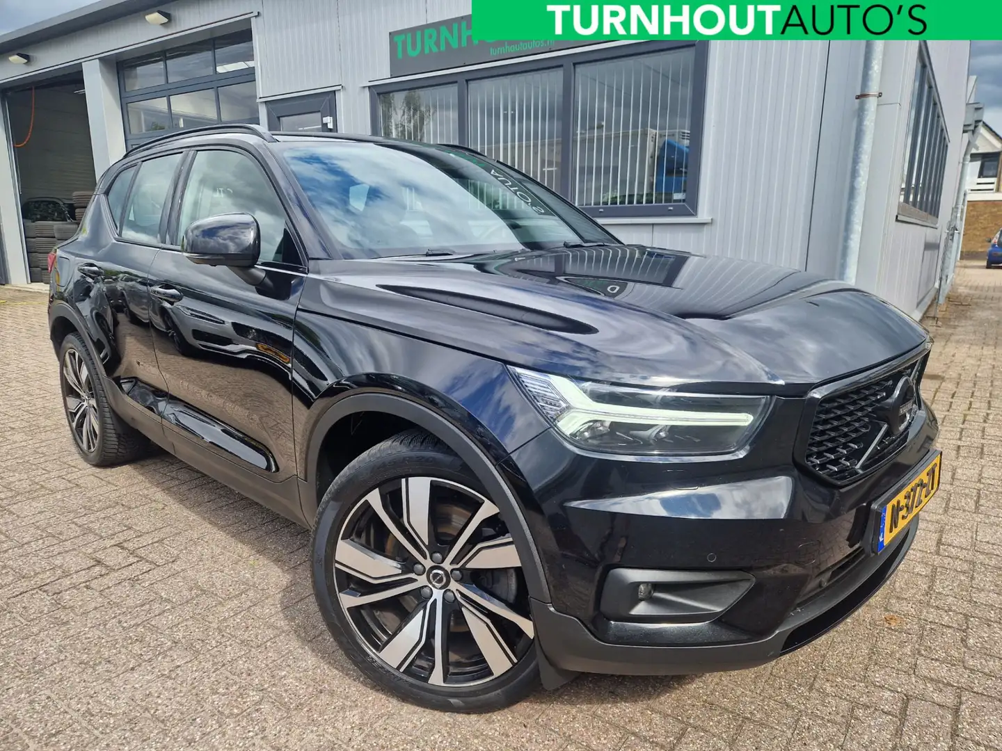 Volvo XC40 1.5 T4 Recharge R-Design PANO | Harman Kardon | 36 Zwart - 1