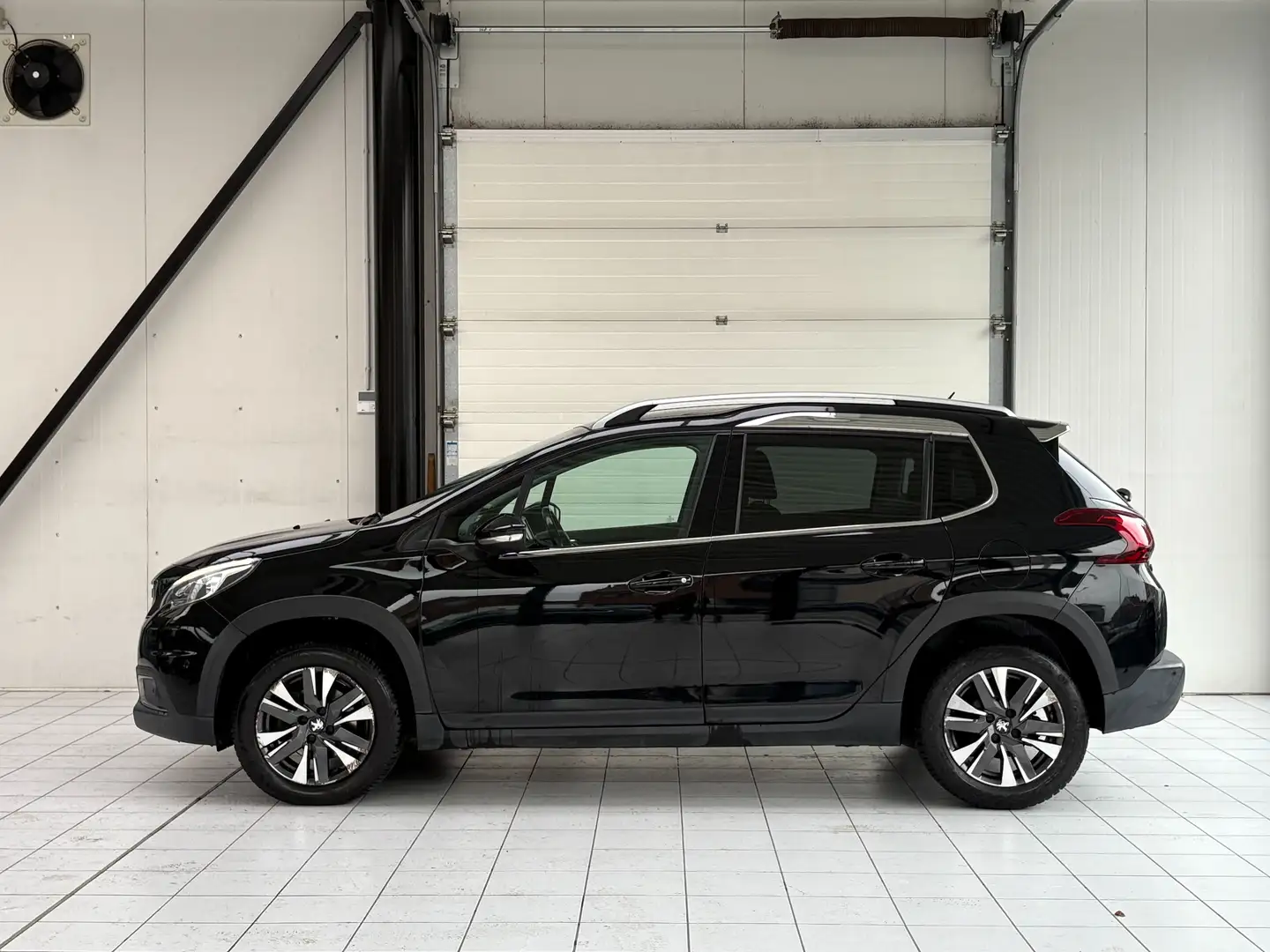 Peugeot 2008 1.2i *GPS * PANO * CUIR * PDC * CARPLAY * JANTE* Noir - 2