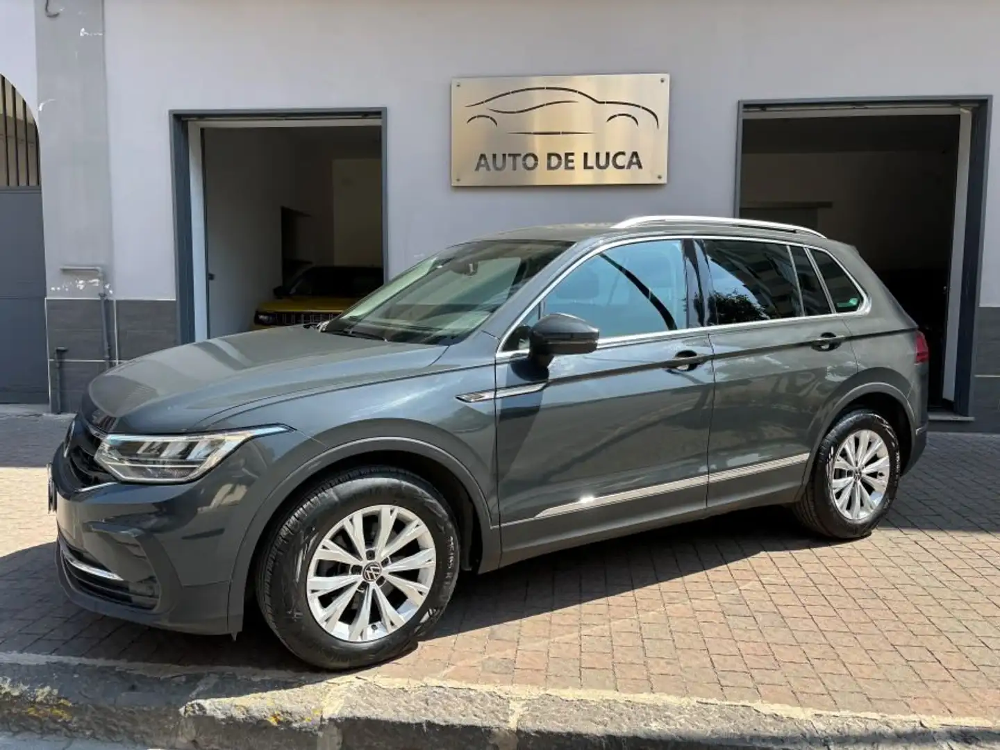 Volkswagen Tiguan VOLKSWAGEN TIGUAN 2.0 TDI 150 LIFE DSG CERTIFICATA Grigio - 1