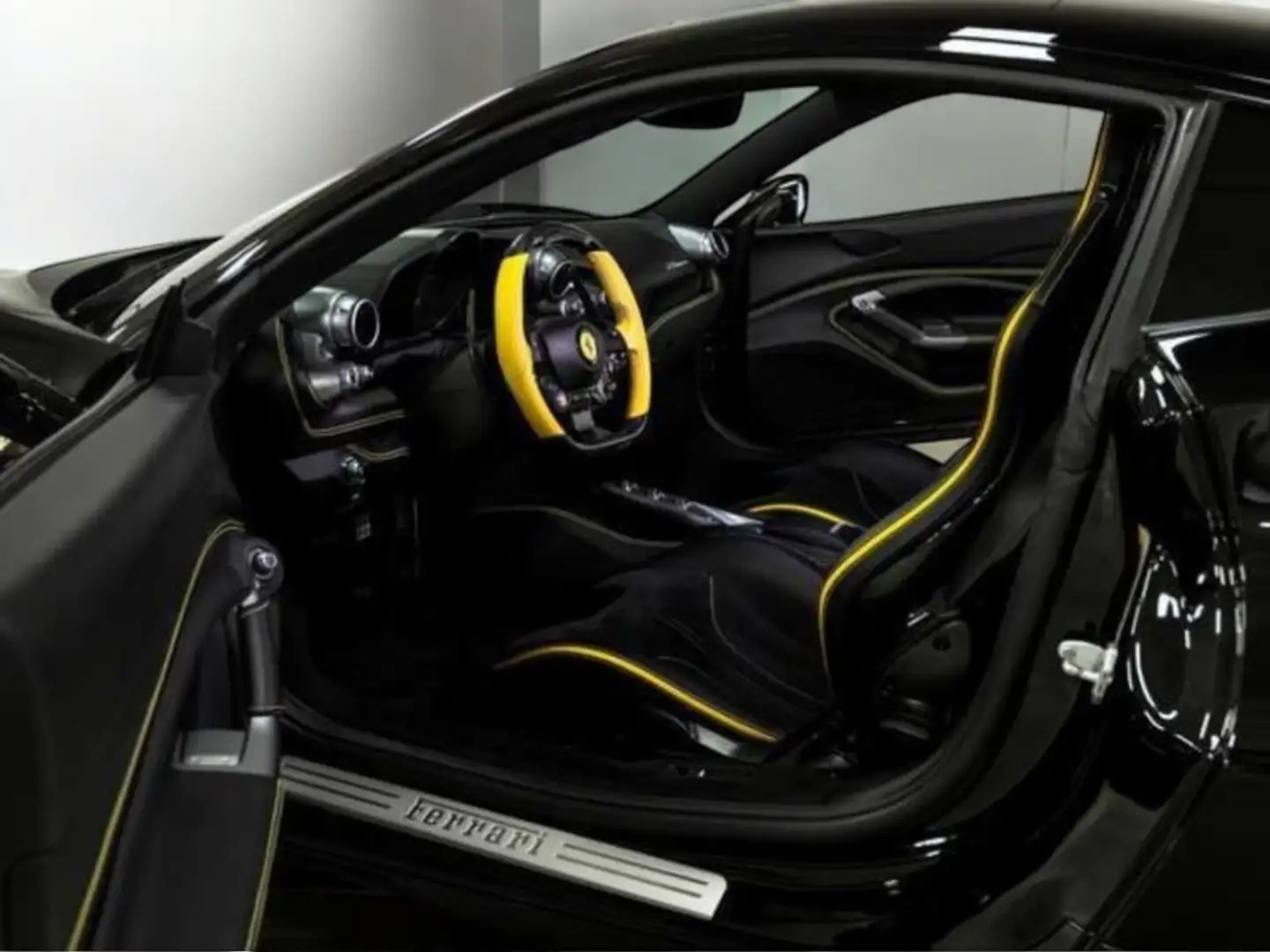 Ferrari F8 Tributo Negro - 2
