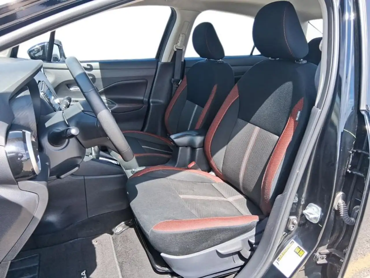 Nissan Versa снимка Nissan Versa