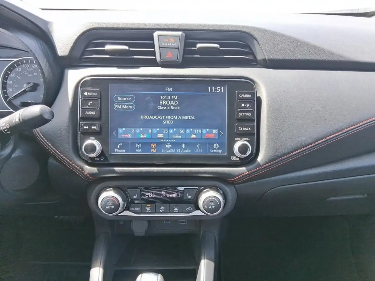 Nissan Versa снимка Nissan Versa