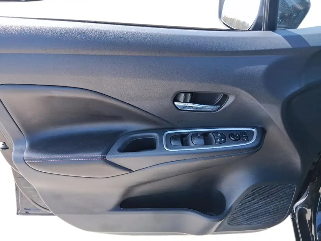 Nissan Versa снимка Nissan Versa