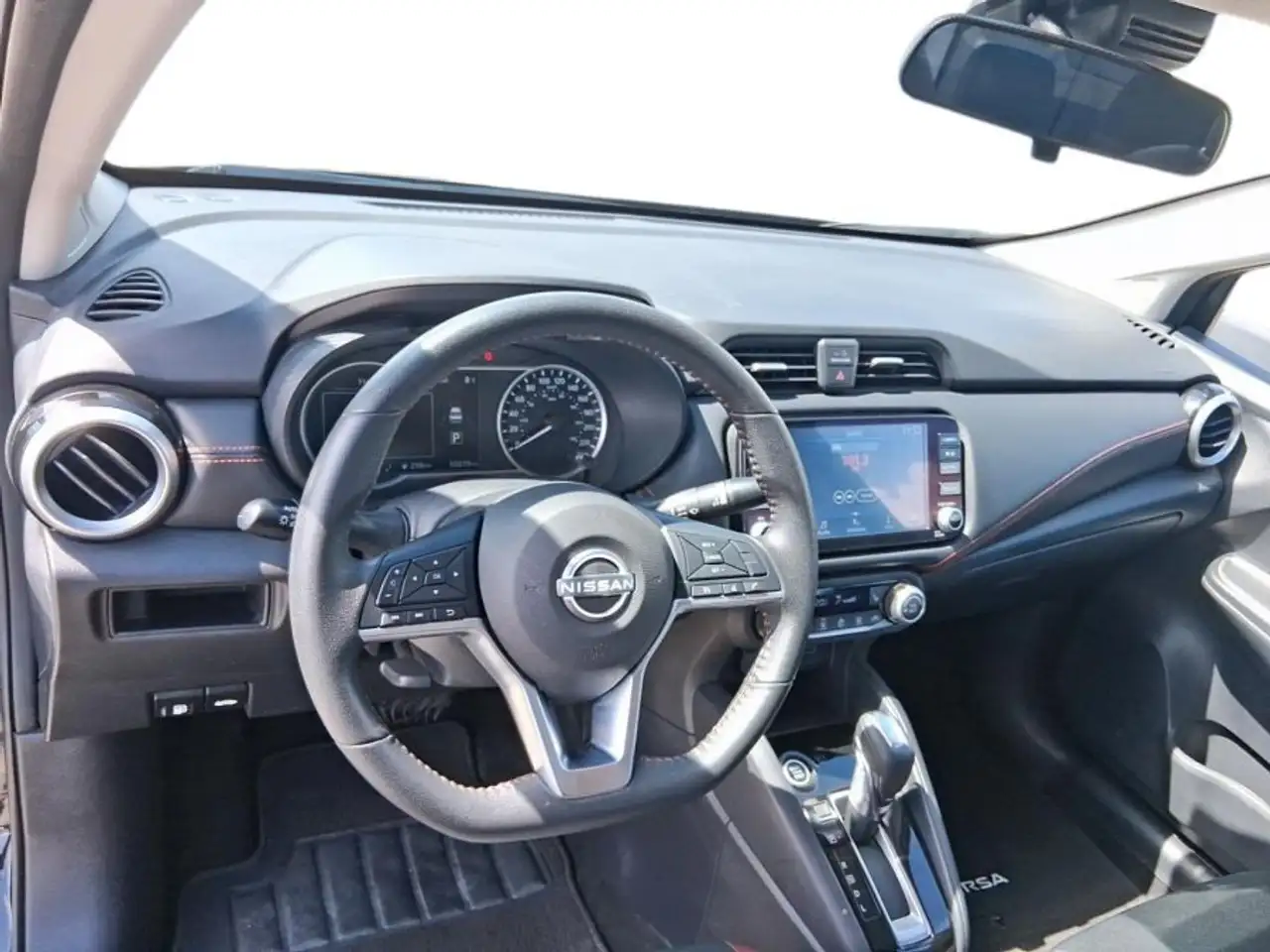 Nissan Versa снимка Nissan Versa
