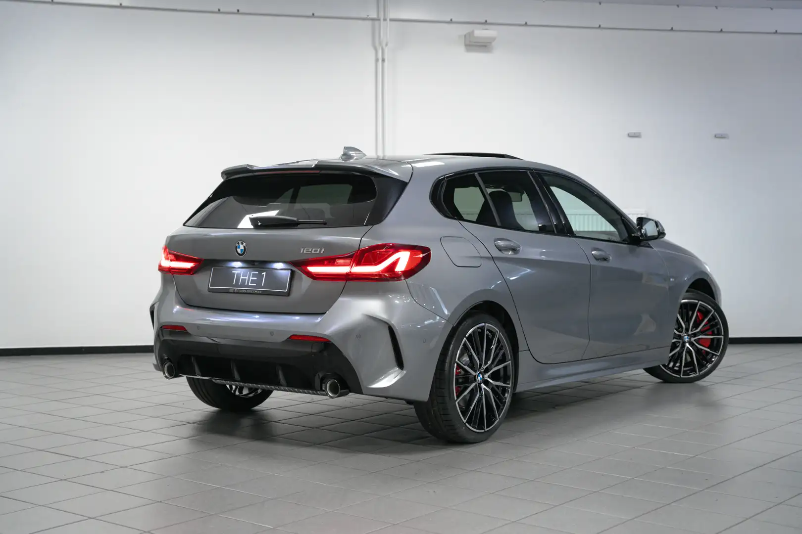 BMW 120 1 Serie 5-deurs 120i M Sportpakket Pro Aut. Grijs - 2