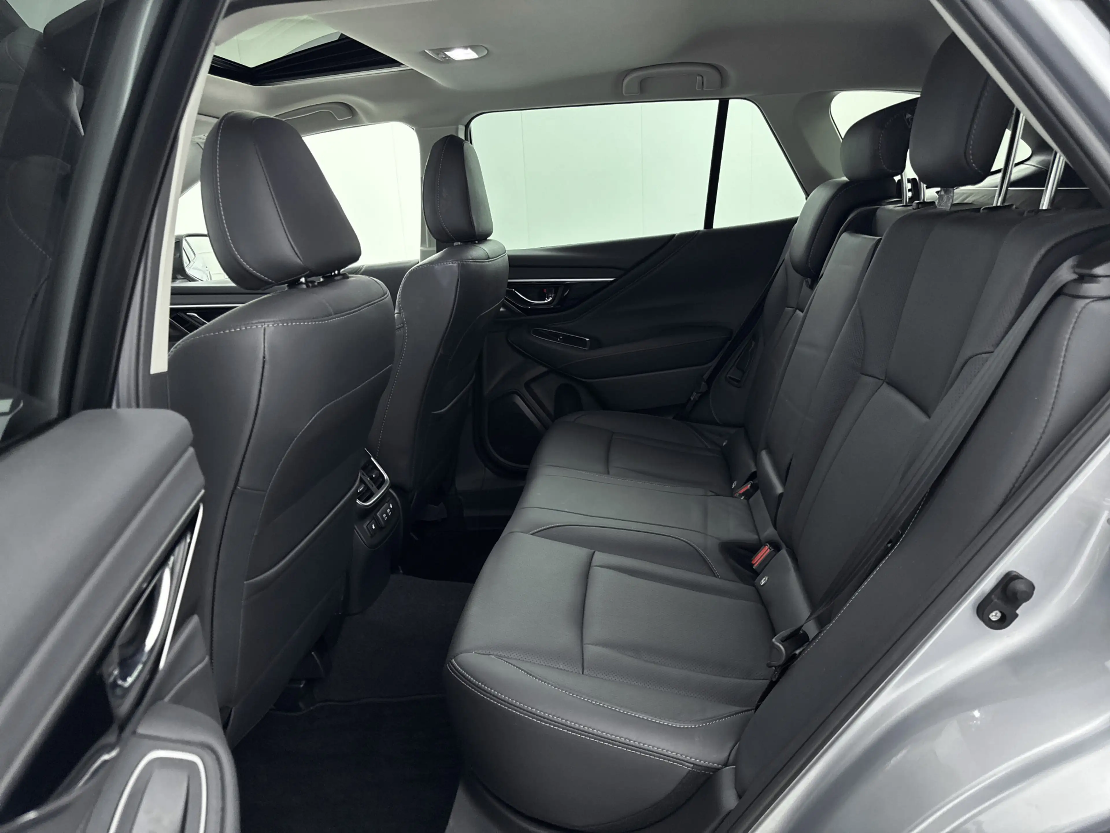 Subaru OUTBACK - 2.5i Premium // TREKHAAK // SCHUIFKANTELDAK // L — photo 4