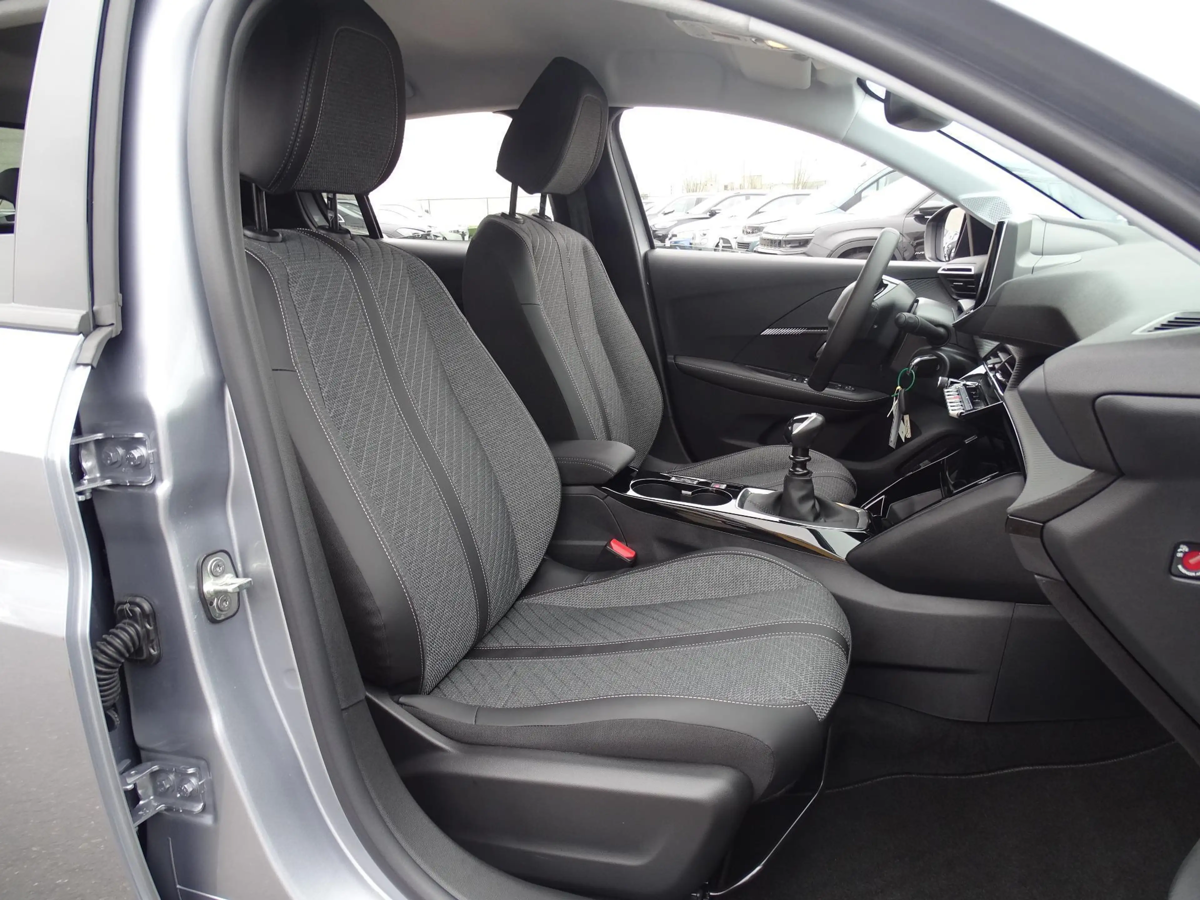 Peugeot 208 1.2 HYBRID 100 e-DSC6 Allure — photo 13