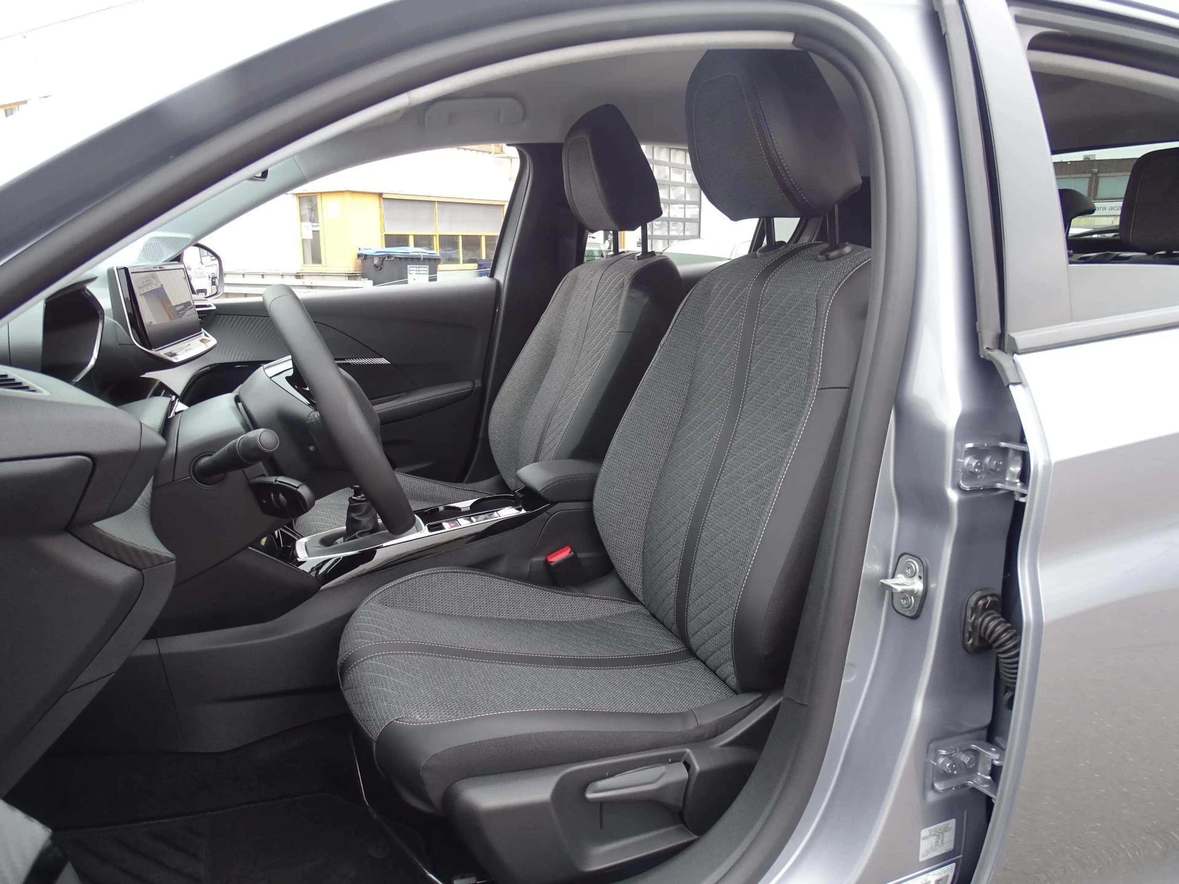 Peugeot 208 1.2 HYBRID 100 e-DSC6 Allure — photo 11