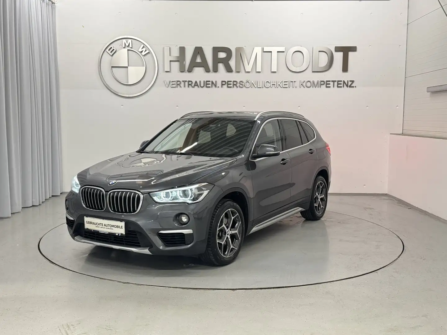 BMW X1 sDrive18i *Modell x-Line* Grau - 2