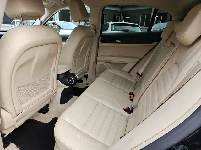 Alfa Romeo Stelvio view 9