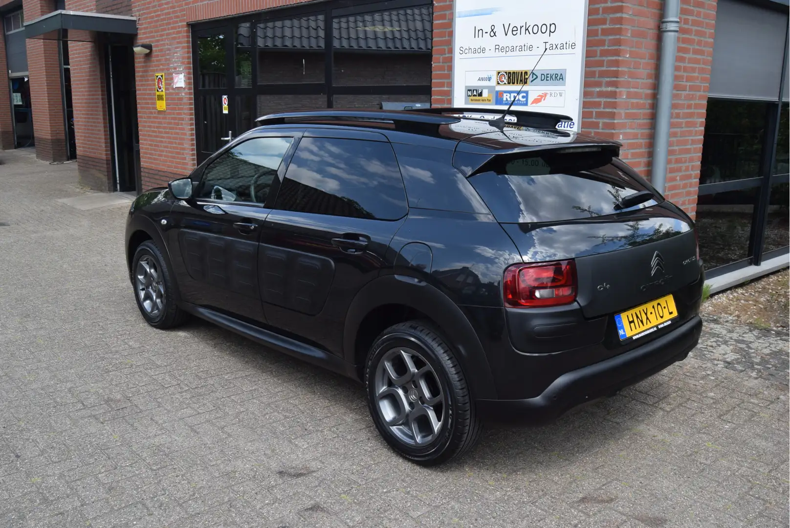 Citroen C4 Cactus 1.2 PureTech Shine Zwart - 2