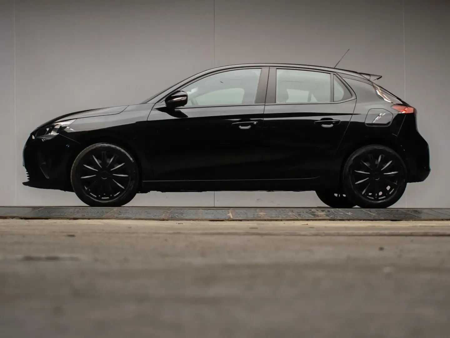 Opel Corsa 1.2 Edition Sport (APPLE CARPLAY,NAVI,CRUISE,LANE Zwart - 1