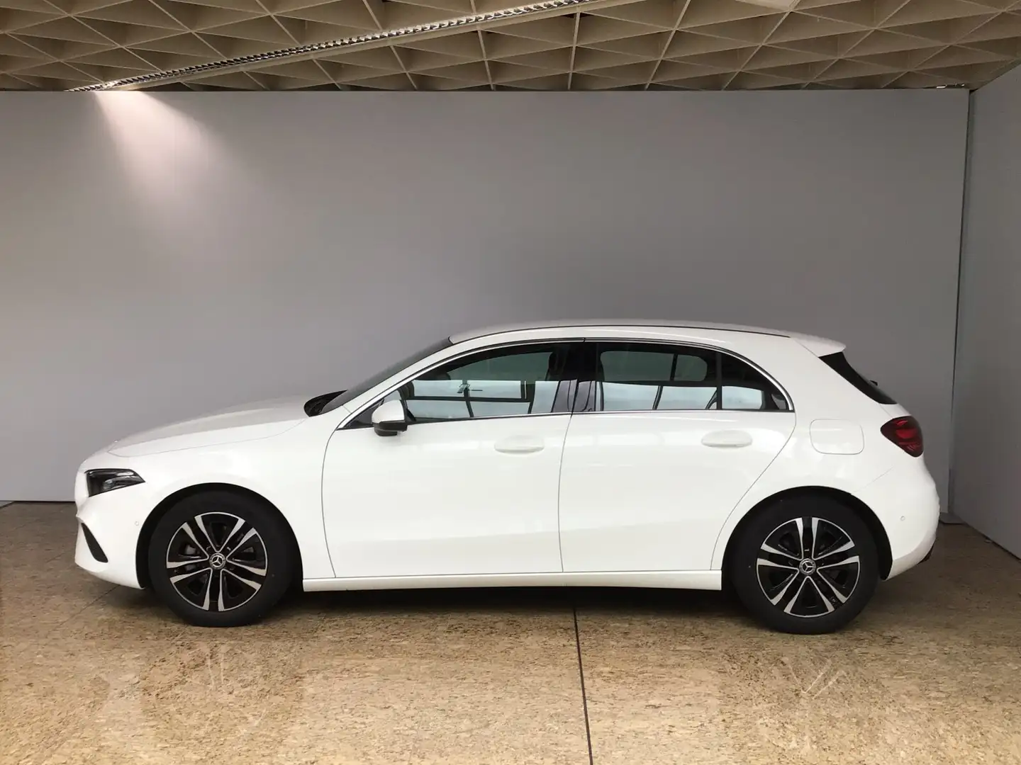 Mercedes-Benz A 180 A 180 Progressive Line Advanced/AHK/MBUX/VKZ/ Navi Weiß - 2