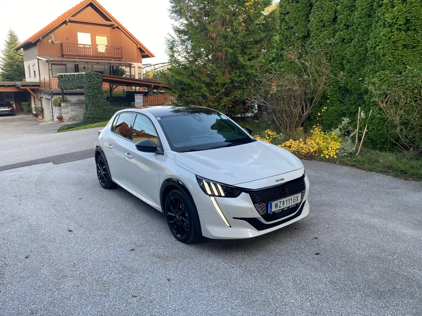 Peugeot e-208 GT Weiß - 2