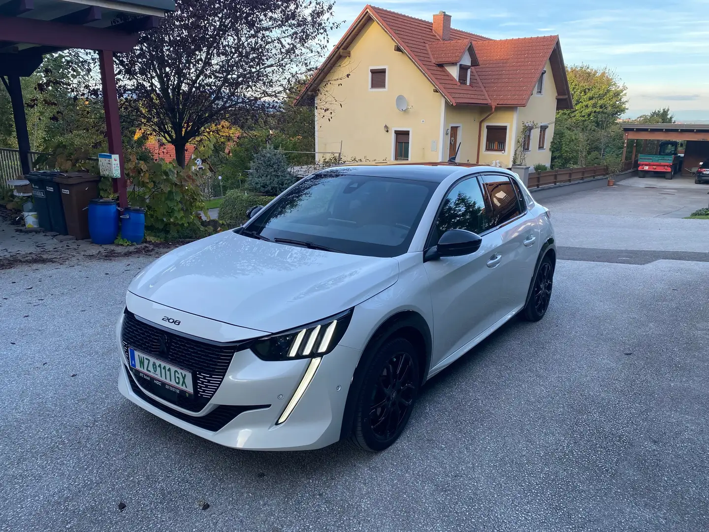Peugeot e-208 GT Weiß - 1