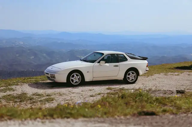 Porsche 944
