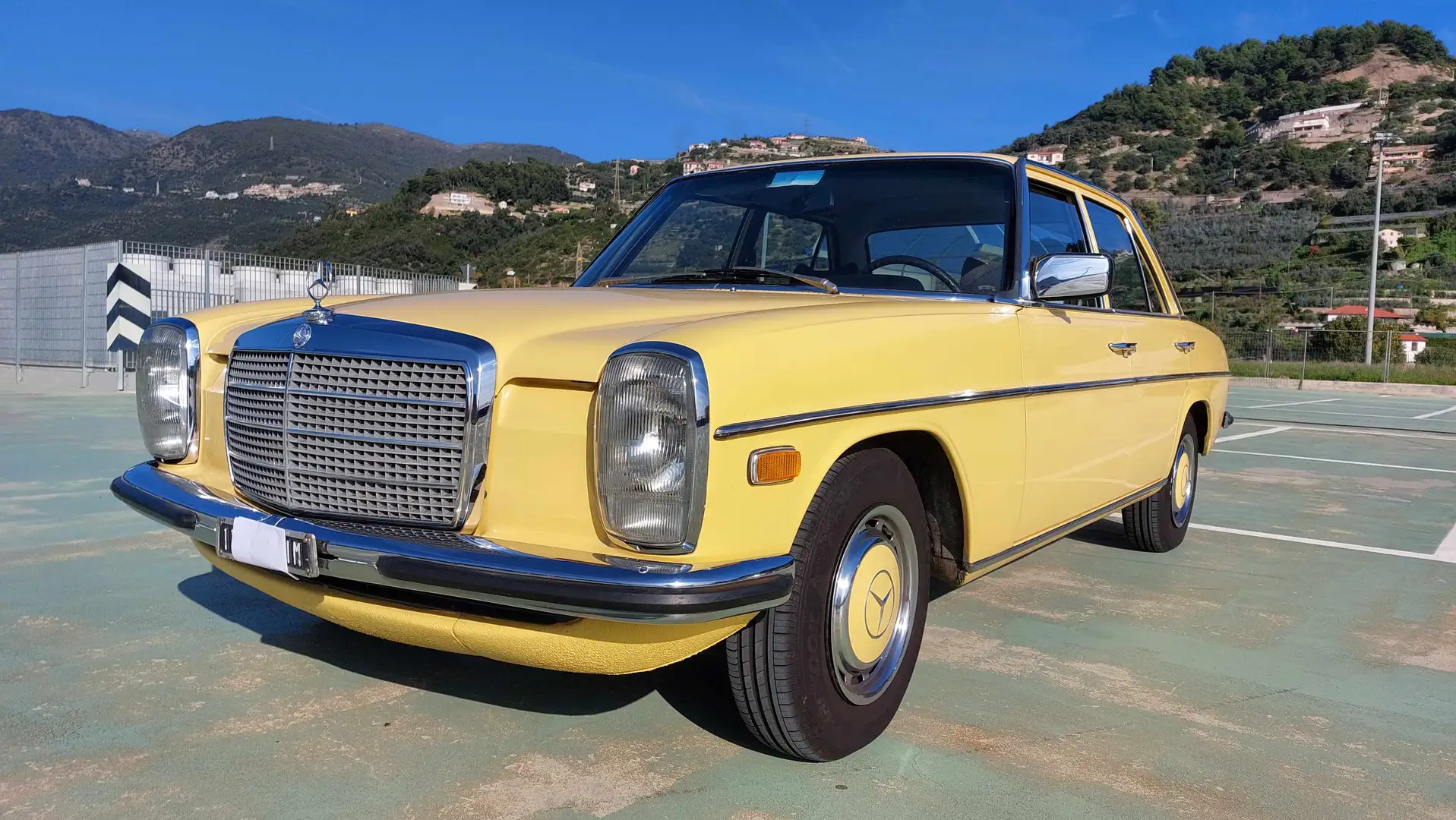 Mercedes-Benz 230 /8 Giallo - 2