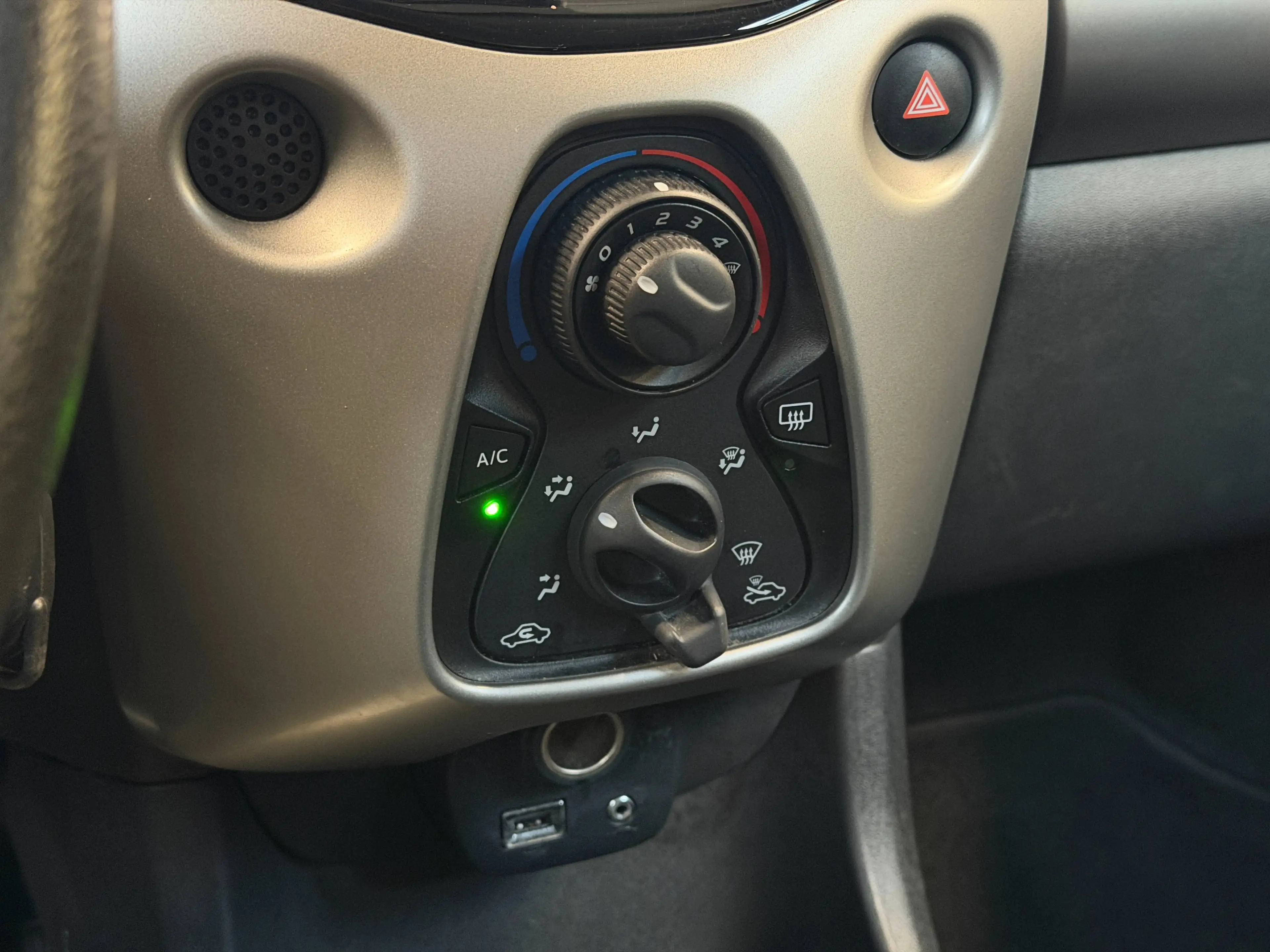Peugeot 108 1.2 PureTech Active - Airco - 82pk - Essence - Bluetooth !!! — photo 9