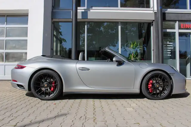 Porsche 911 view 4