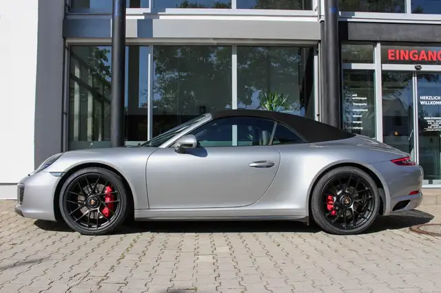Porsche 911 view 8