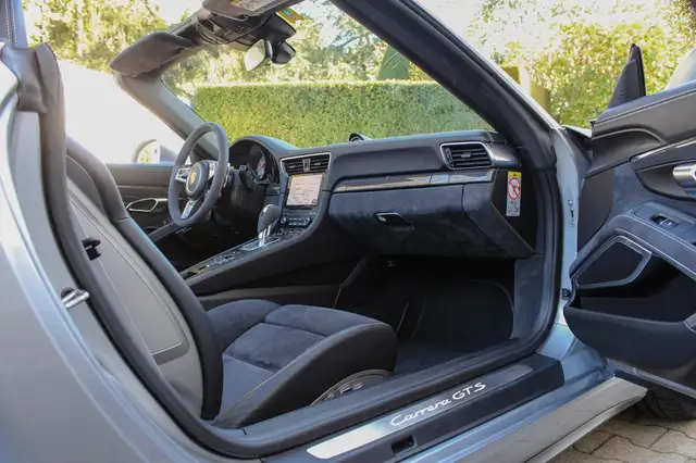 Porsche 911 view 15