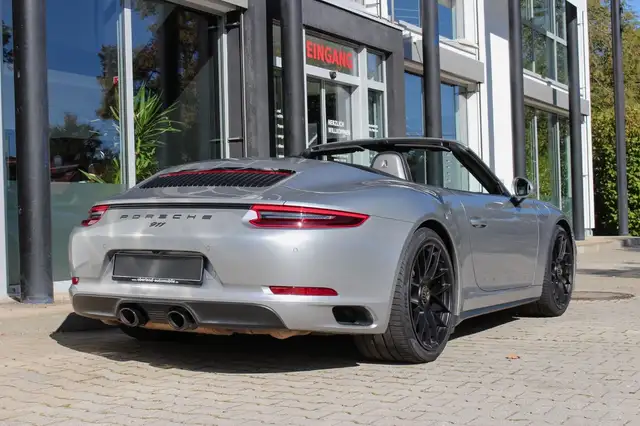 Porsche 911 view 5