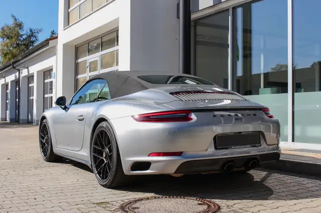 Porsche 911 view 7