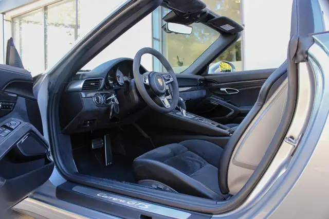 Porsche 911 view 9