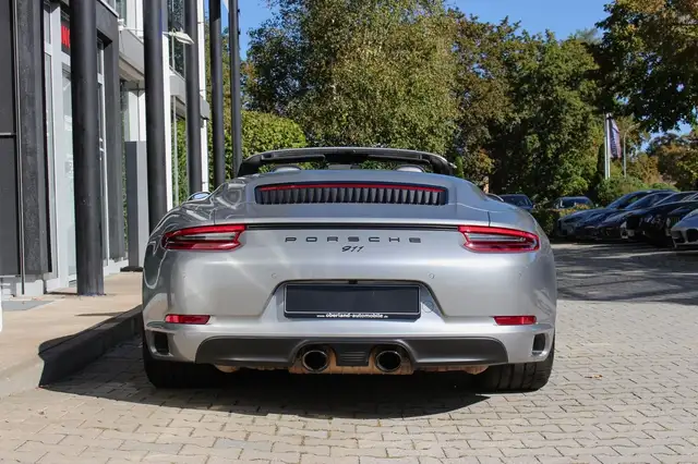 Porsche 911 view 6